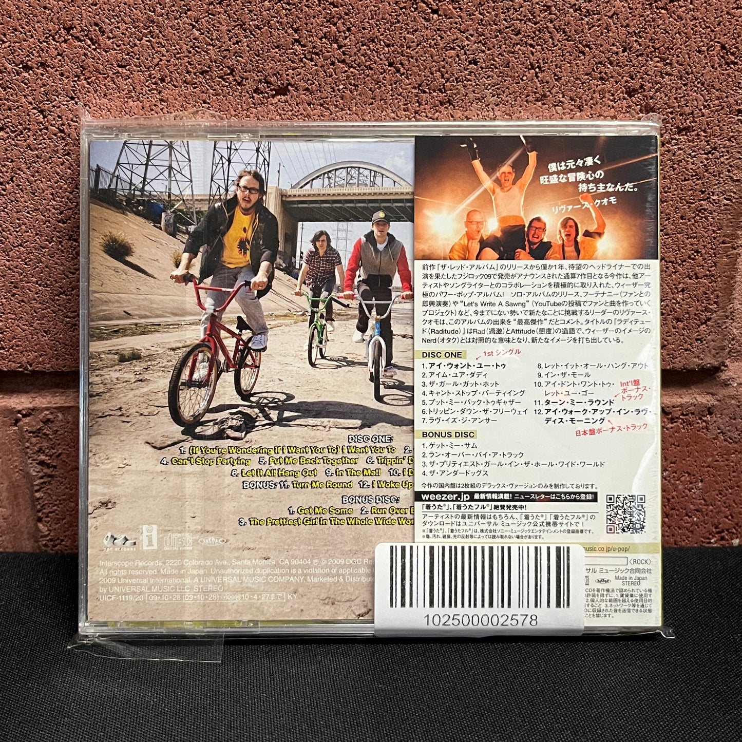 Used CD: Weezer "Raditude" CD (2009 Japanese Press w/ Bonus Track)