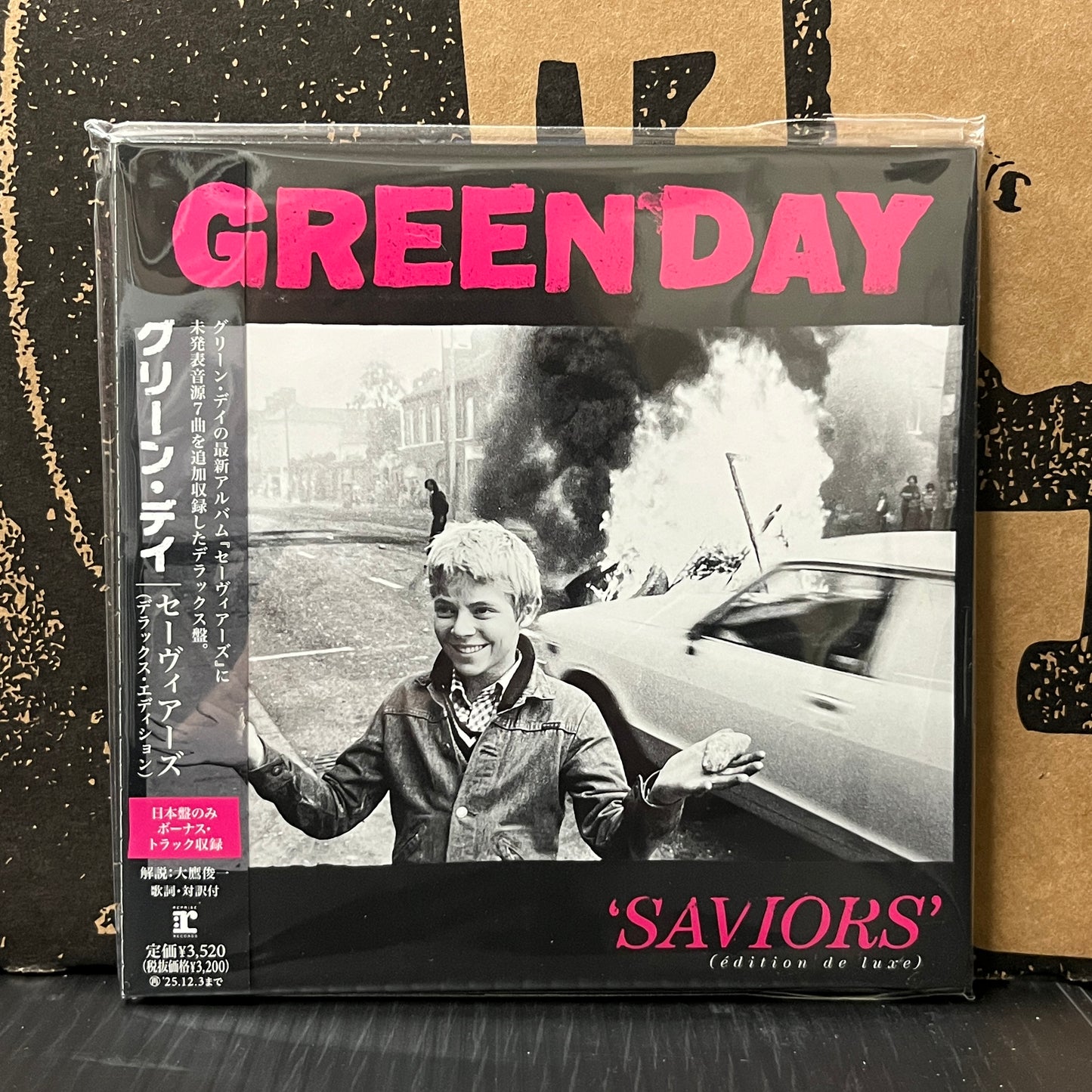 Used CD: Green Day "Saviors (Edition De Luxe)" CD (2025 Japanese Press w/ Bonus Track)